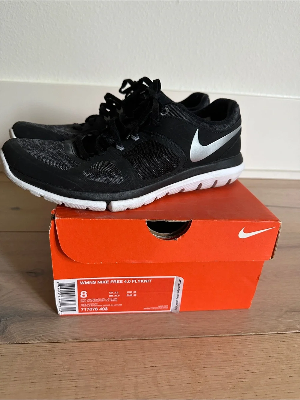 Nike Women's Black and White Athletic Running Shoes Free 4.0 Flyknit